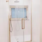 Oaza Design Jacuzzi Or Shower Center