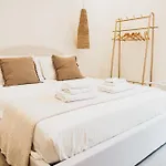 Oaza Design Jacuzzi Or Shower Center